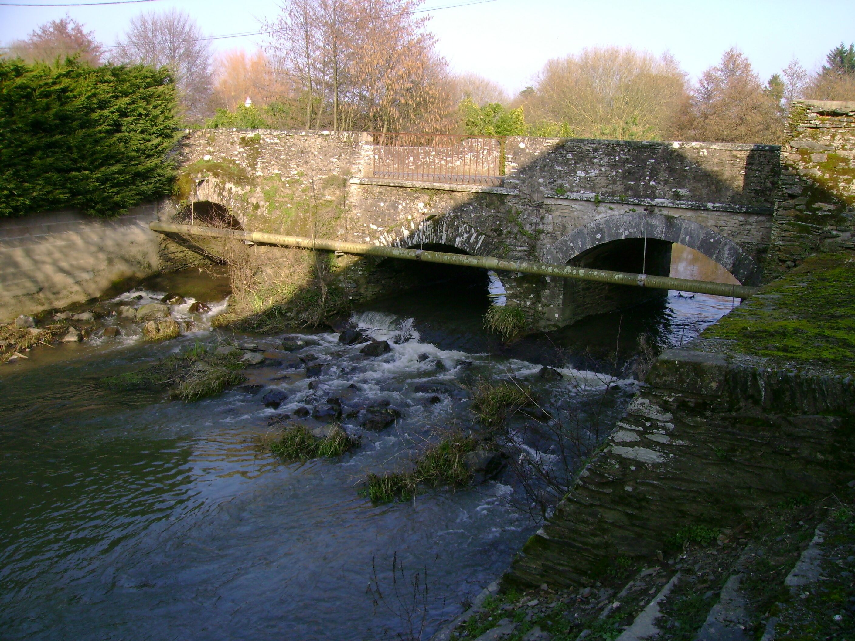 Pont à trois arches, dit "l'Arche Saint-Denis", sur le ruisseau du Grand-Gué, Candé, 49, France