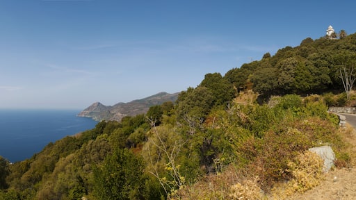 Capo Corso, Corsica, 28/08/2017: il Mar Mediterraneo, la macchia mediterranea e il campanile bianco di Canari, un ex faro costruito per segnalare la costa ai marinai