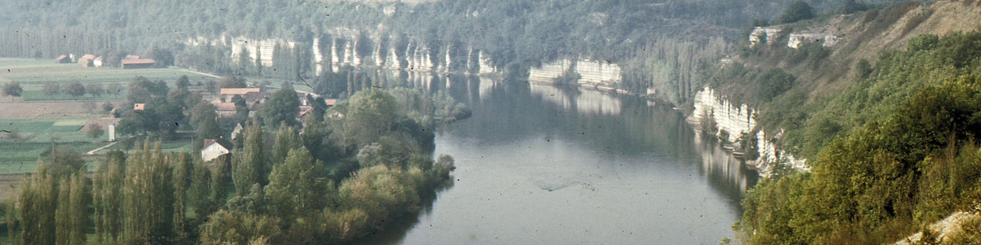 English: The Cingle Limeuil towards Trémolat.
