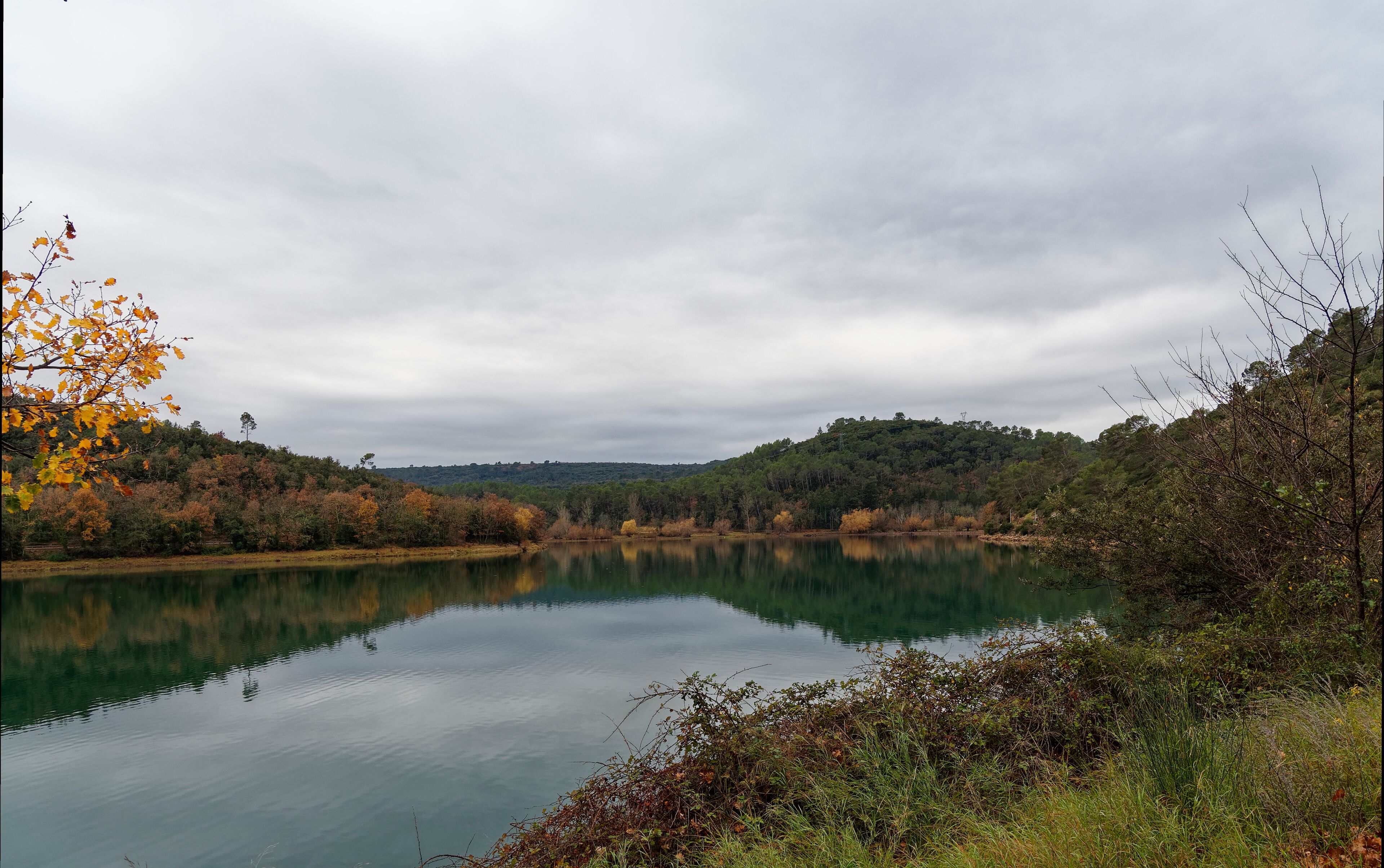 Paysage automnal de la Provence verte. Vue sur le charmant lac Sainte Suzanne ou lac de Carcès dans le Var