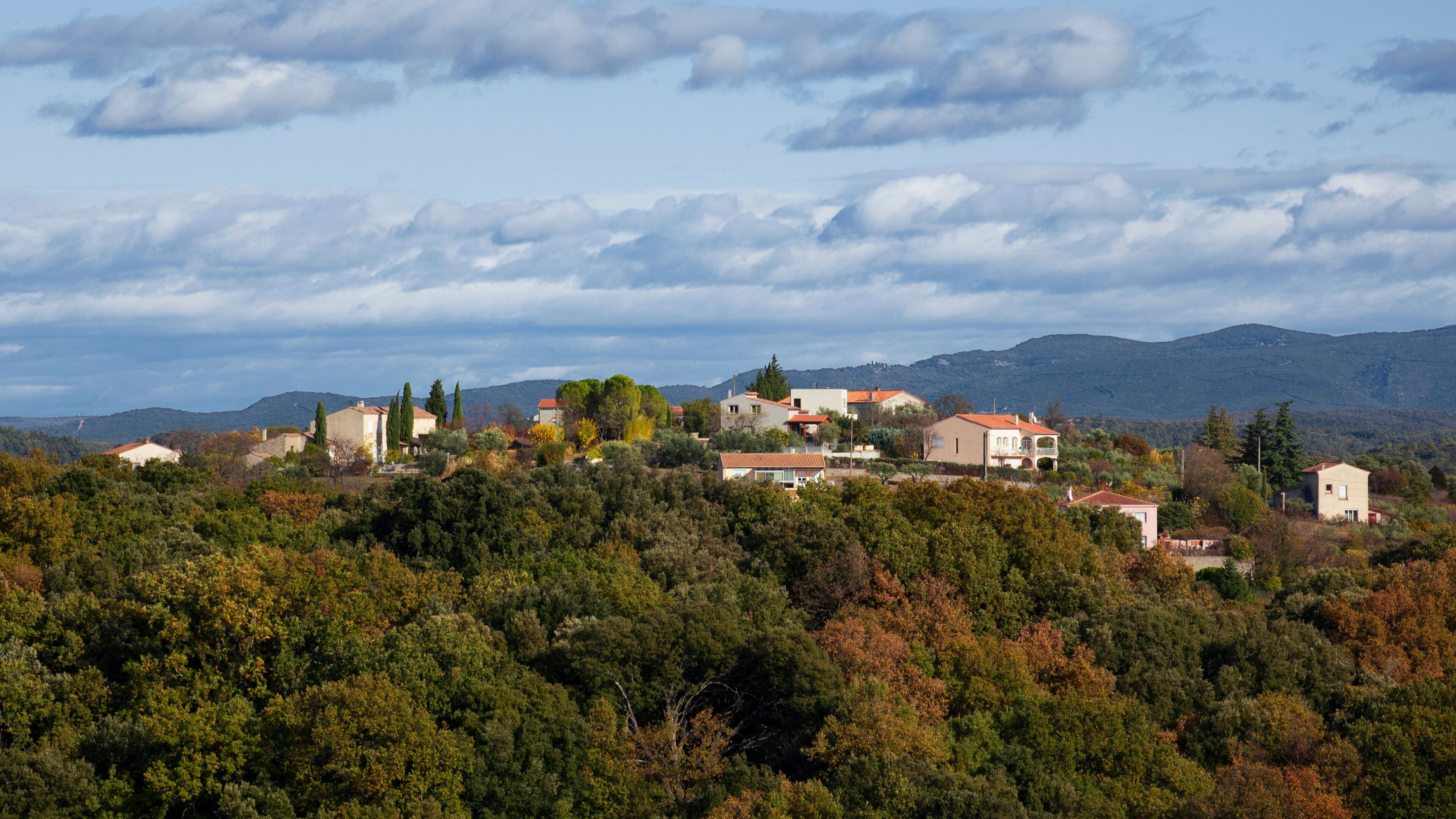 Village perché au sommet d'une colline au milieu d'une forêt boisée et sauvage dans les Cévennes en France.