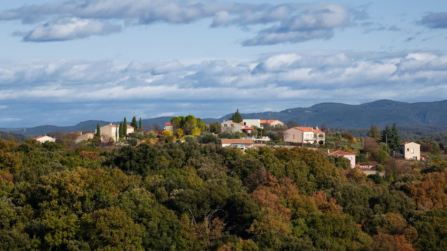 Village perché au sommet d'une colline au milieu d'une forêt boisée et sauvage dans les Cévennes en France.
