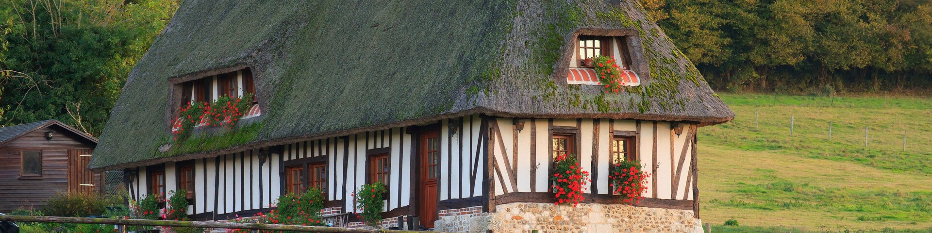 Chaumière dans le marais vernier en automne, Normandie