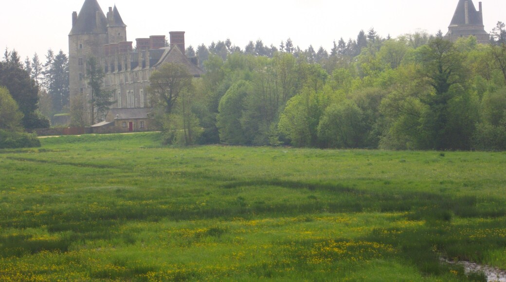 This building is indexed in the Base Mérimée, a database of architectural heritage maintained by the French Ministry of Culture, under the reference PA00108572 .