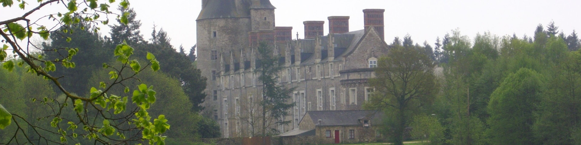 This building is indexed in the Base Mérimée, a database of architectural heritage maintained by the French Ministry of Culture, under the reference PA00108572 .
