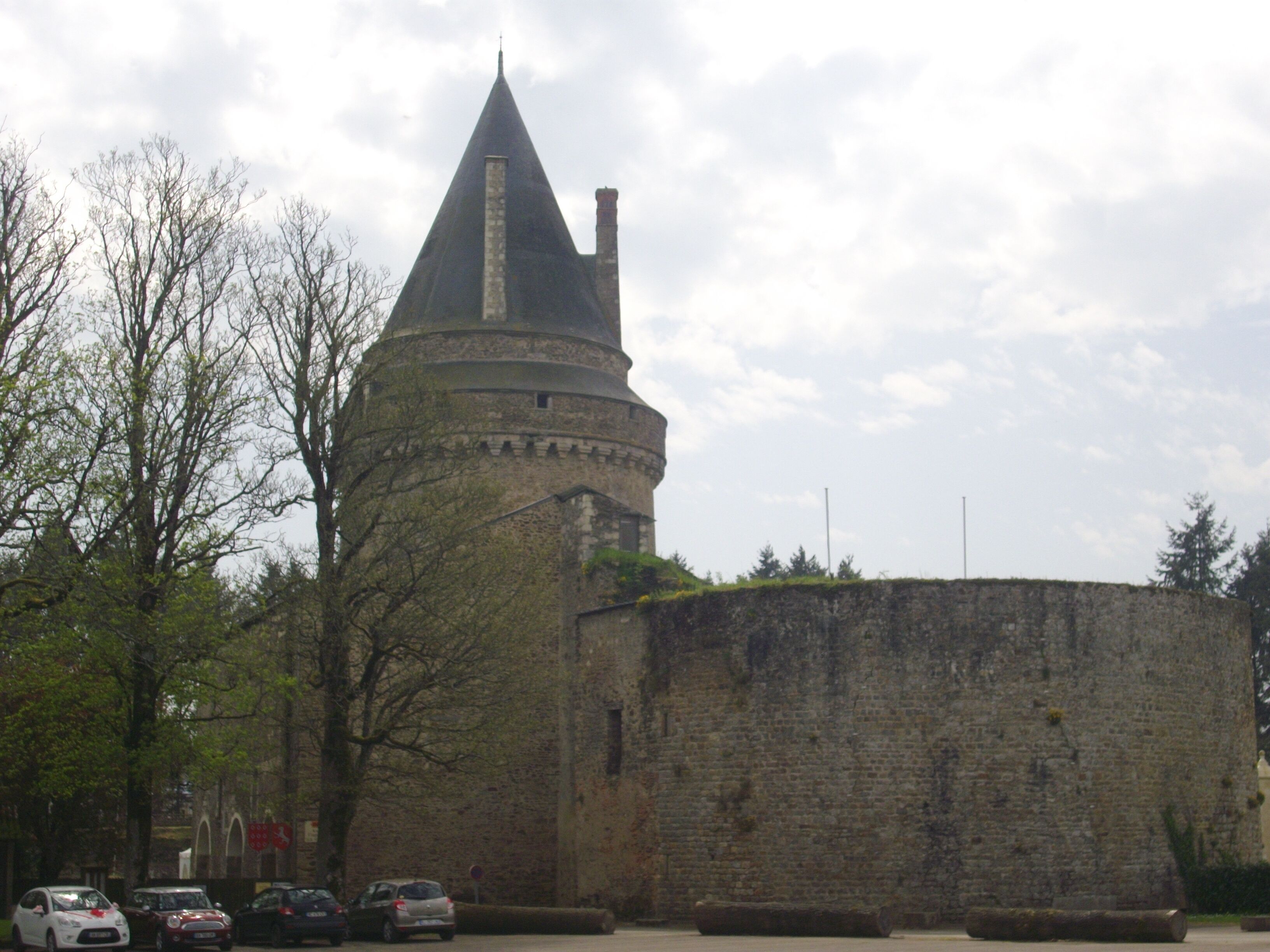 This building is indexed in the Base Mérimée, a database of architectural heritage maintained by the French Ministry of Culture, under the reference PA00108572 .