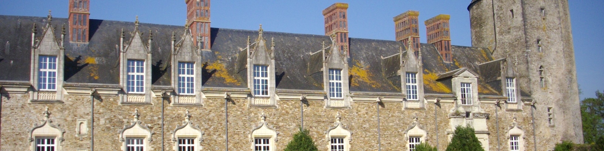 This building is indexed in the Base Mérimée, a database of architectural heritage maintained by the French Ministry of Culture, under the reference PA00108572 .