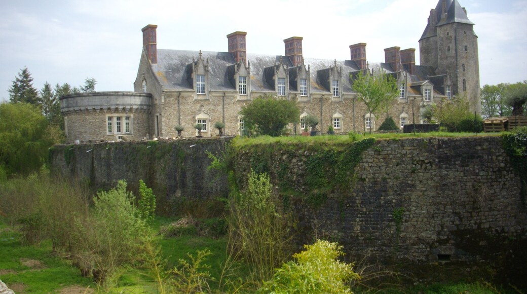 This building is indexed in the Base Mérimée, a database of architectural heritage maintained by the French Ministry of Culture, under the reference PA00108572 .