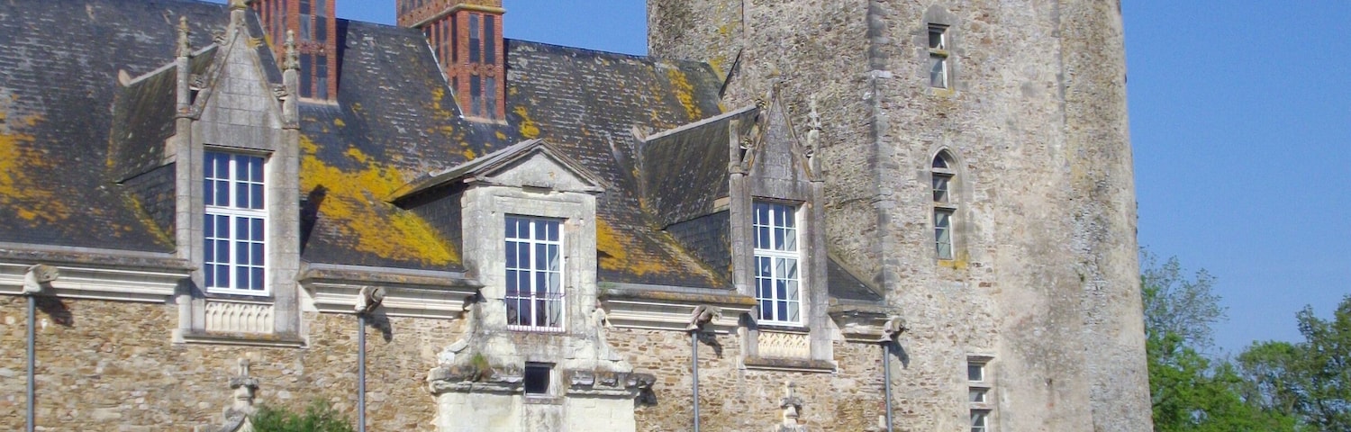 This building is indexed in the Base Mérimée, a database of architectural heritage maintained by the French Ministry of Culture, under the reference PA00108572 .