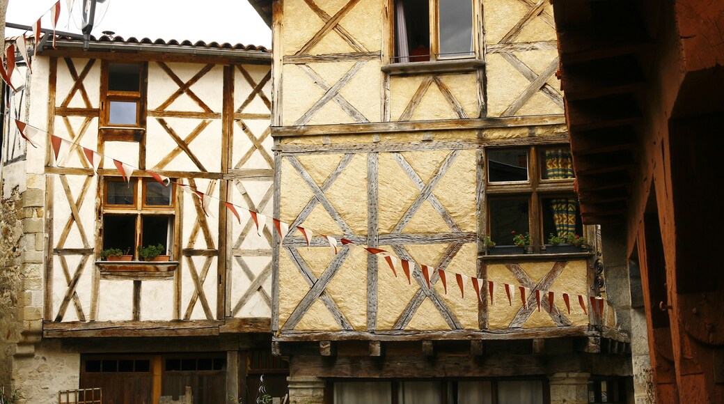 Une façade de maison à colombages dans la cité médiévale de Billom, située dans le département du Puy-de-Dôme dans la région Auvergne-Rhône-Alpes