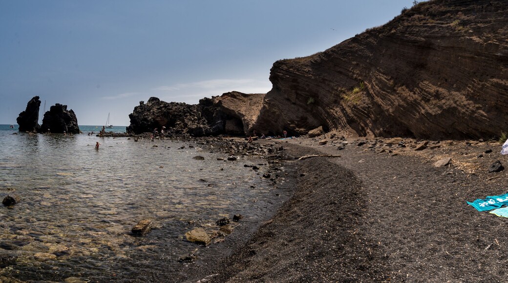 Visitar a ultima hora del día la Playa de la Gran Concha, de arena negra es un pequeña recompensa tras pasear por los acantilados de lava volcánica de Cap d'Agde , HERAULT , FRANCIA