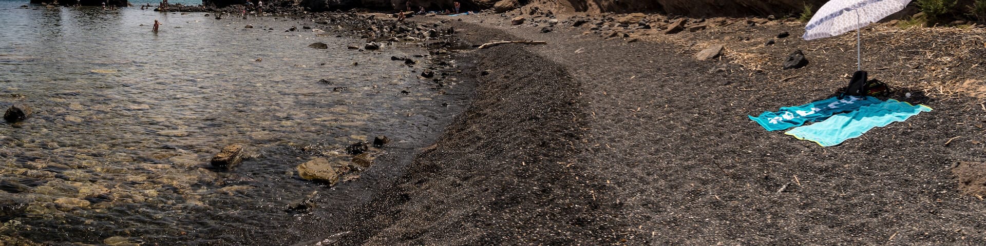 Visitar a ultima hora del día la Playa de la Gran Concha, de arena negra es un pequeña recompensa tras pasear por los acantilados de lava volcánica de Cap d'Agde , HERAULT , FRANCIA