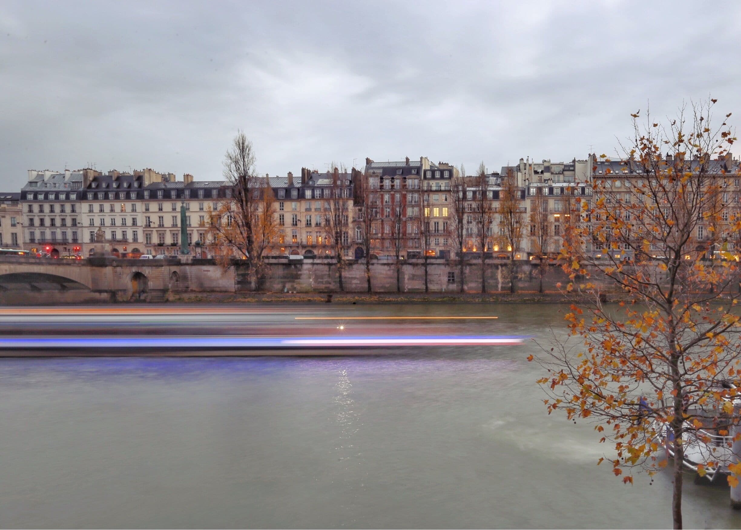 The Seine river banks are always a good idea.. From Musée du Louvre, From Eiffel Tower or from Notre-Dame, go for a stroll. Whatever the season, whatever the weather... 