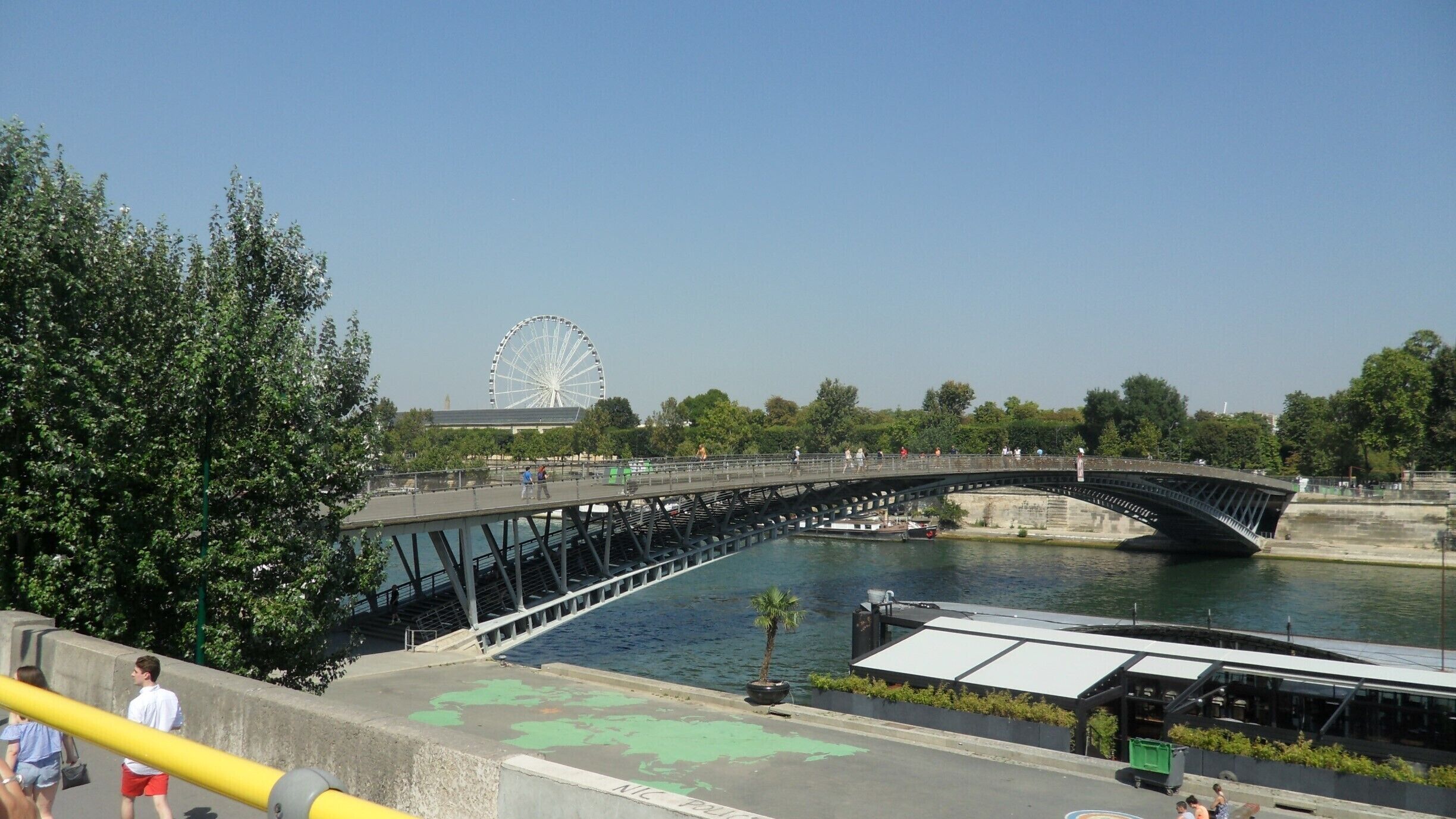 Riding the Hop on, Hop Off bus around Paris