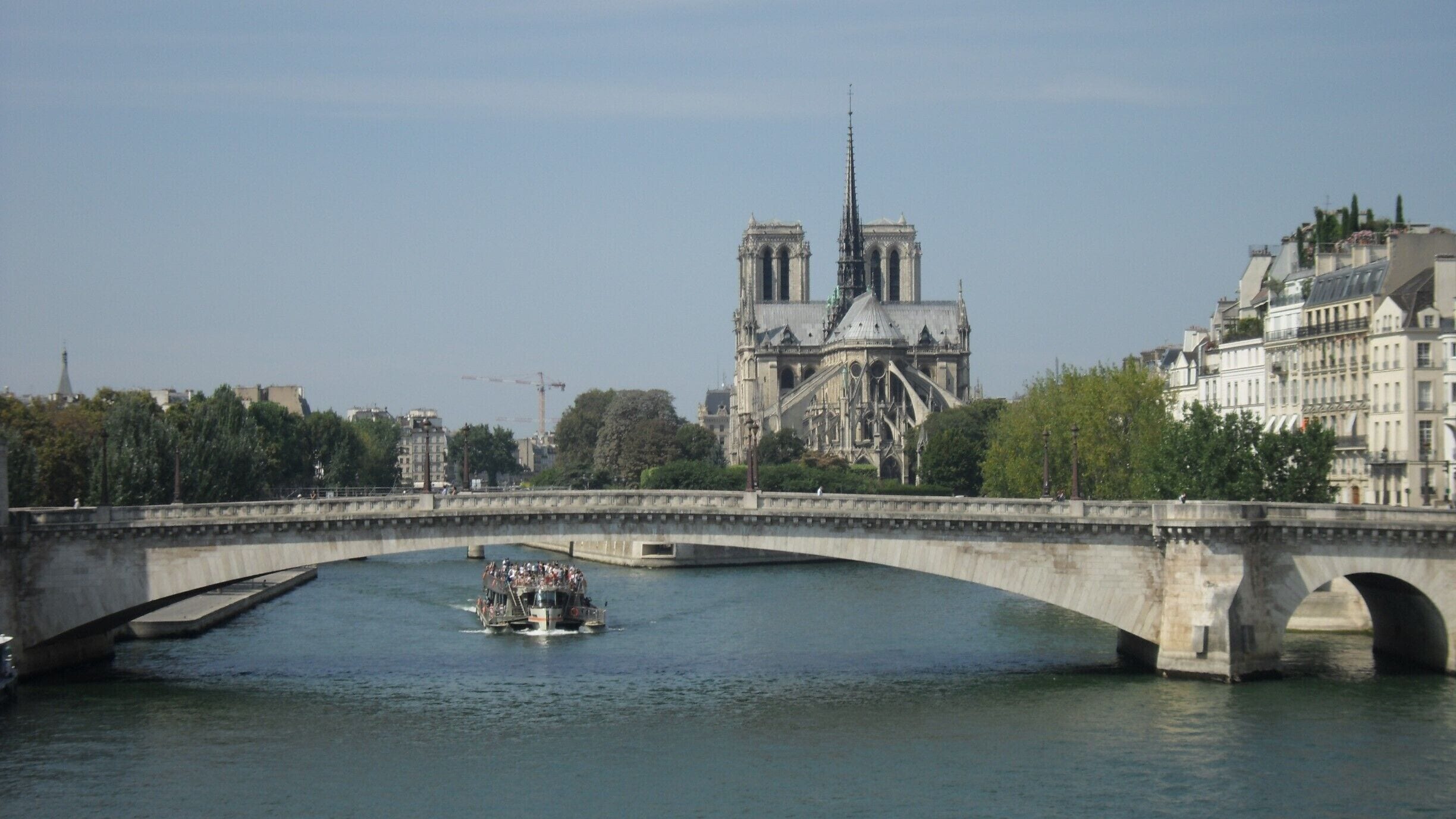 Going towards the back of Cathédrale Notre-Dame 
