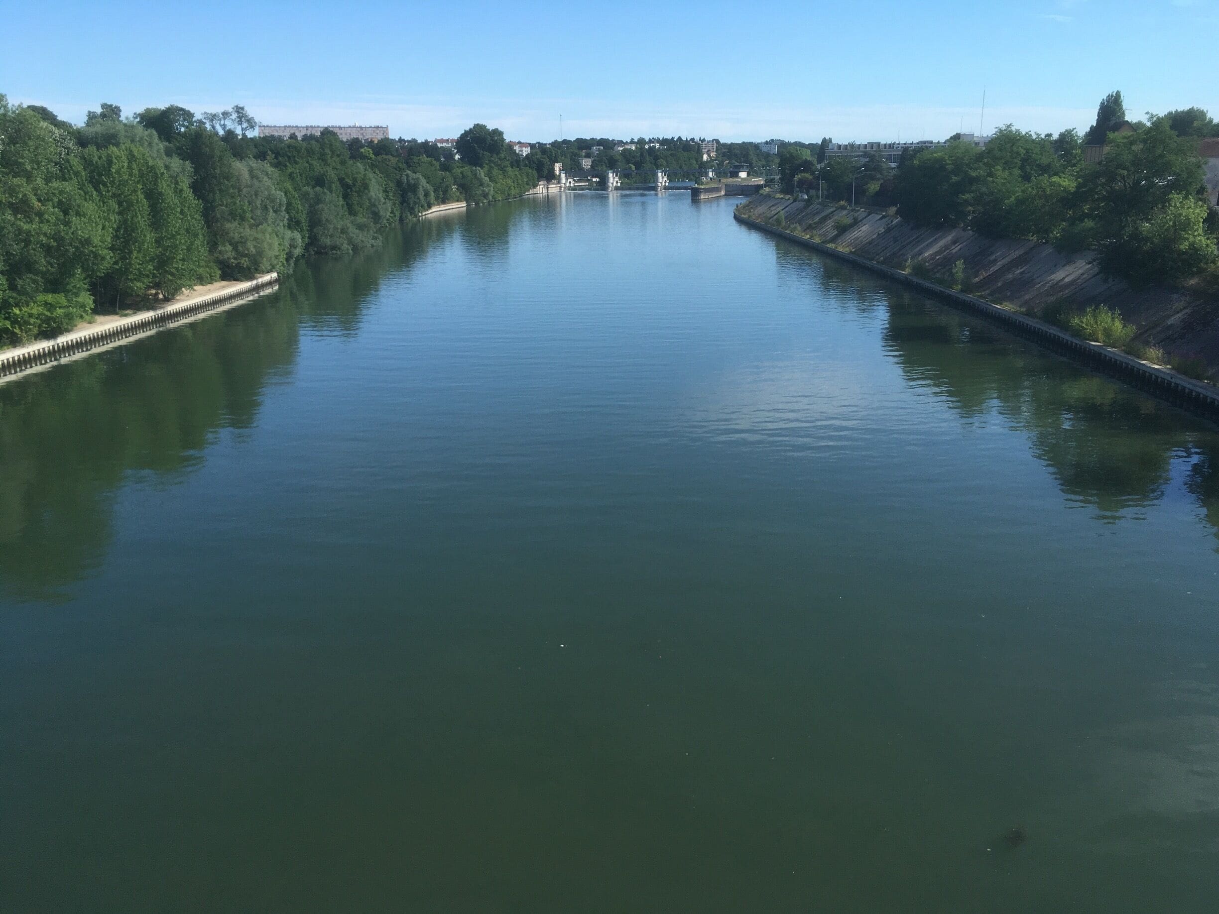 Boat cruise leaving from chatou to bougival