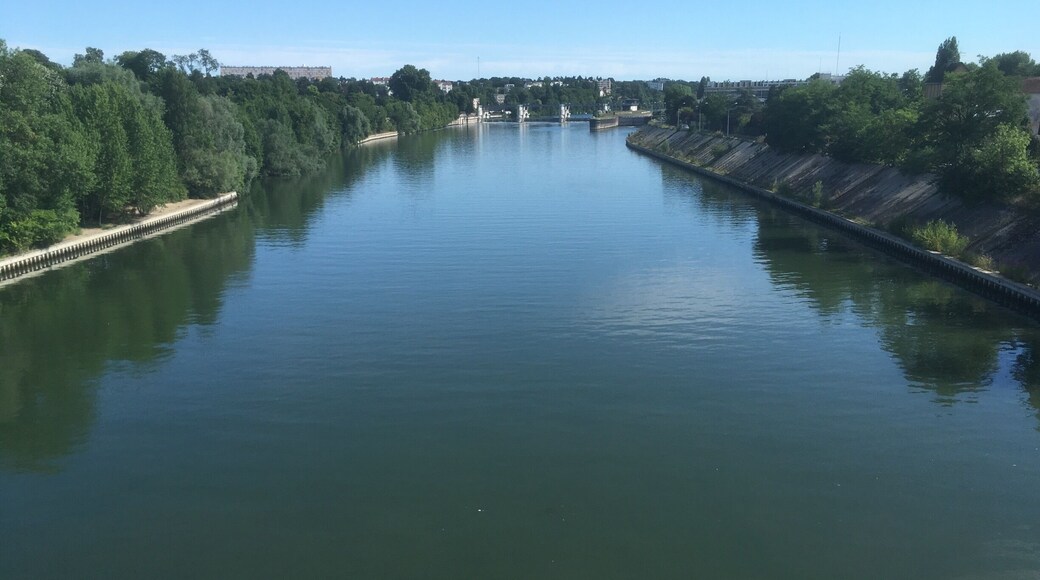Boat cruise leaving from chatou to bougival