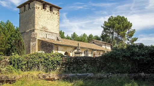 This building is indexed in the Base Mérimée, a database of architectural heritage maintained by the French Ministry of Culture, under the reference PA00083138 .