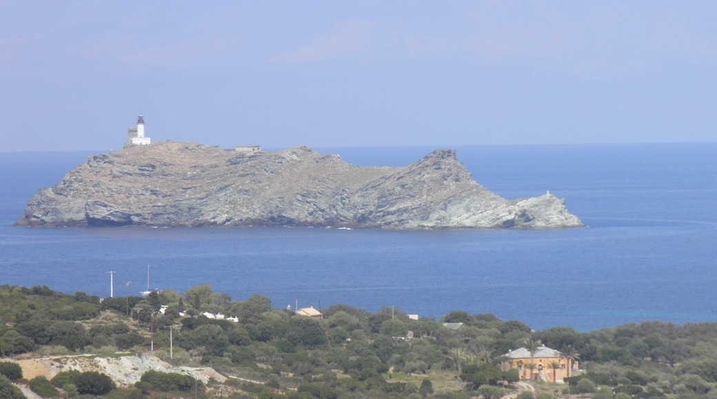 Vue depuis Barcaggio de l'île de la Giraglia à Ersa (Haute-Corse, France).