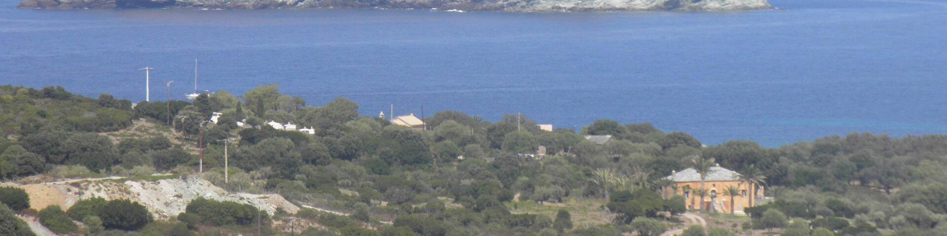 Vue depuis Barcaggio de l'île de la Giraglia à Ersa (Haute-Corse, France).