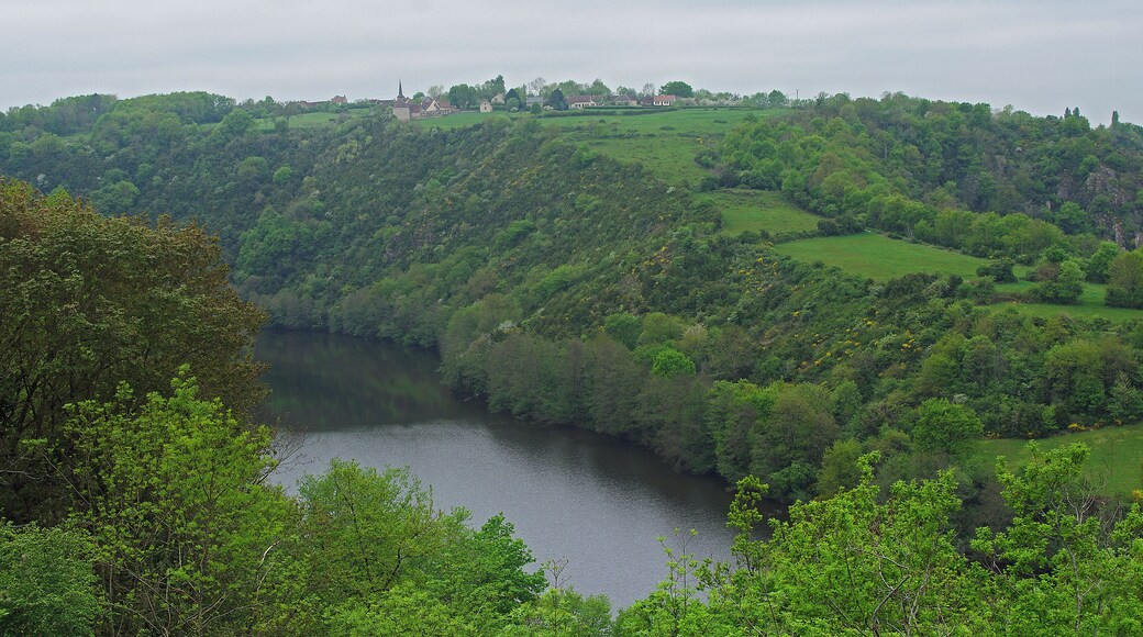 Badecon-le-Pin (Indre) Vue sur la Creuse et le village de Ceaulmont.