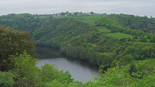 Badecon-le-Pin (Indre) Vue sur la Creuse et le village de Ceaulmont.