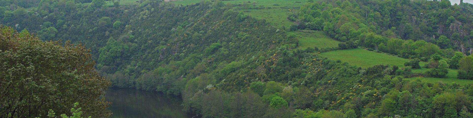 Badecon-le-Pin (Indre) Vue sur la Creuse et le village de Ceaulmont.