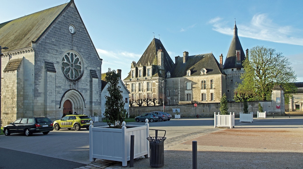 Azay-le-Ferron (Indre) Le Chùteau et l'église Saint-Nazaire, depuis la place de Verdun.