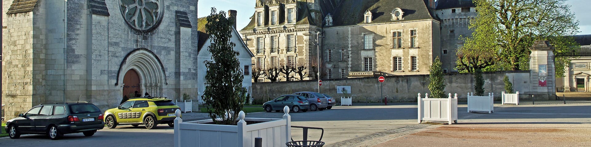 Azay-le-Ferron (Indre) Le Chùteau et l'église Saint-Nazaire, depuis la place de Verdun.