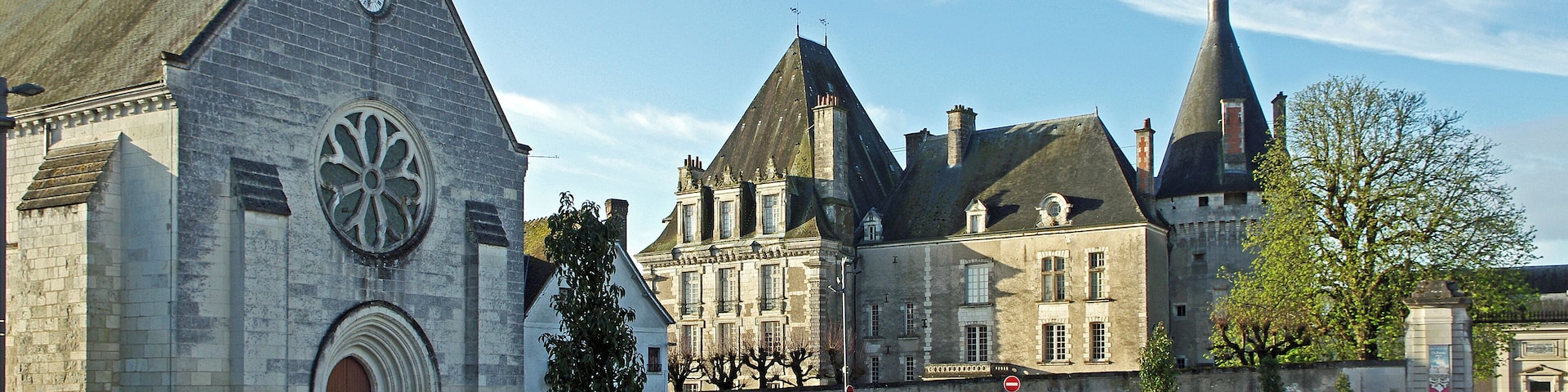 Azay-le-Ferron (Indre) Le Château et l'église Saint-Nazaire, depuis la place de Verdun.