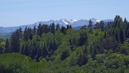 Aydat (Puy-de-Dôme) Le massif du Sancy vu depuis la Route des Puys d'Aydat (D 90).