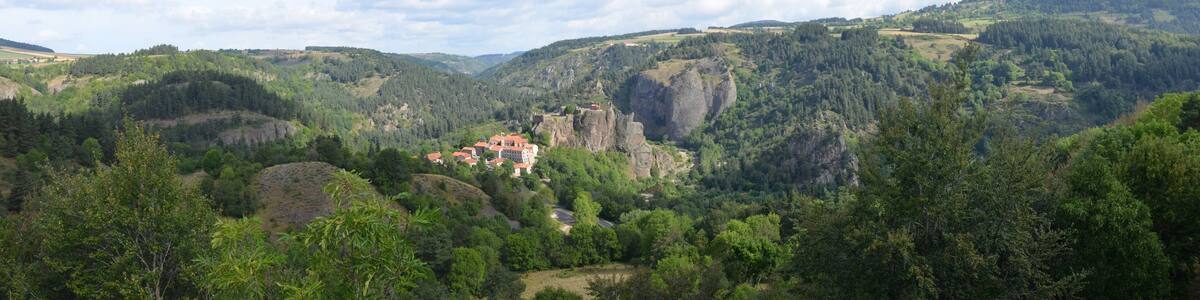 Arlempdes Plus beau village de France en Haute Loire avec son château