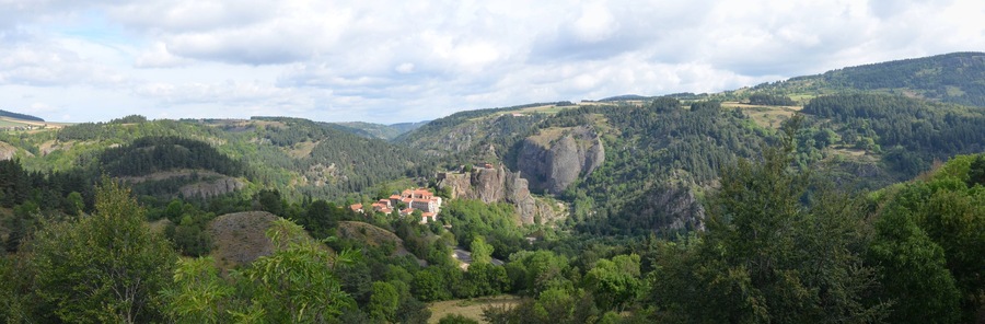 Arlempdes Plus beau village de France en Haute Loire avec son château
