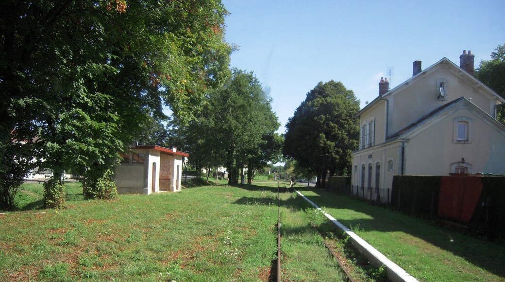 L'ensemble de la gare est constitué du bâtiment principal de la gare, d'un entrepôt (ancienne gare de marchandise), d'un abri pour les voyageurs et d'une petite annexe située dans la cour de la gare de voyageurs.