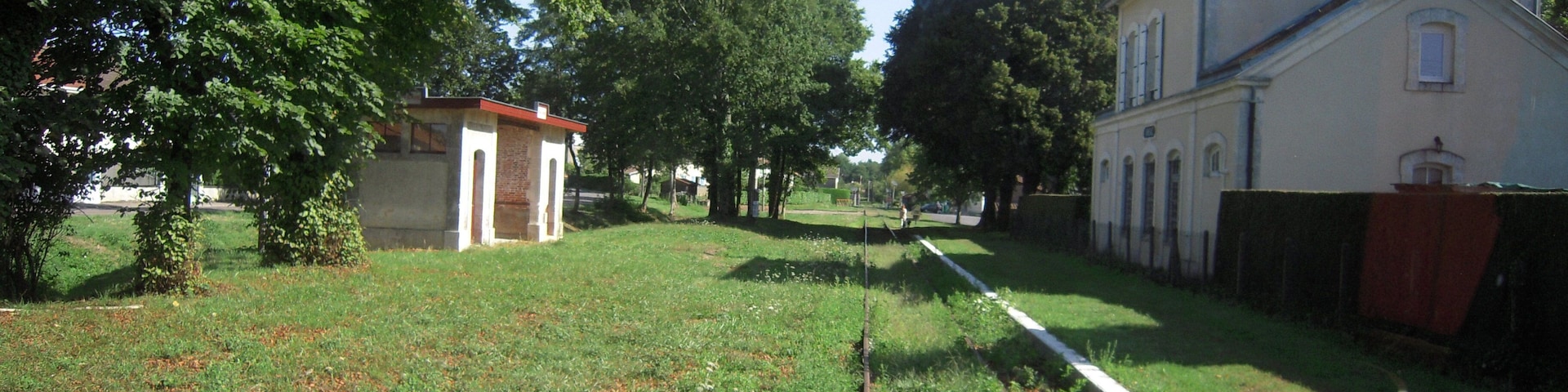 L'ensemble de la gare est constitué du bâtiment principal de la gare, d'un entrepôt (ancienne gare de marchandise), d'un abri pour les voyageurs et d'une petite annexe située dans la cour de la gare de voyageurs.
