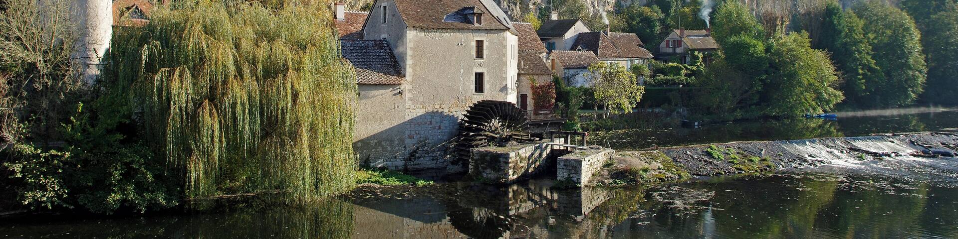Angles-sur-l'Anglin (Vienne). Le moulin situĂ© au pied de la forteresse Ă©tait en fait le moulin de lâabbaye rĂ©servĂ© Ă lâusage des moines et des habitants de Sainte-Croix. A la RĂ©volution, il fut vendu aux enchĂšres comme bien du ClergĂ©. Il eut plusieurs propriĂ©taires et plusieurs fonctions : scierie, meule Ă grain⊠Il cessa toute activitĂ© vers 1968. Le chĂąteau a Ă©tĂ© construit vers 1025 par Gilbert, Ă©vĂȘque de Poitiers. Au dĂ©but du XIIĂšme siĂšcle, il est la possession de la famille des Lusignan Au XIIIĂšme, les Lusignan revendent le chĂąteau Ă Gauthier de Bruges, Ă©vĂȘque de Poitiers. Guichard dâAngle, nĂ© au chĂąteau, participe Ă la bataille de Maupertuis en 1356. Par le traitĂ© de BrĂ©tigny, en 1360, il cĂšde la forteresse aux Anglais. Elle est reprise par Du Guesclin en 1372. Au dĂ©but du XVĂšme, deux Ă©vĂȘques remanient la forteresse. Hugues de Combarel fait Ă©difier un logis dâhabitation qui Ă©voque dĂ©jĂ la Renaissance. Guillaume Gouges de Charpaigne poursuit son Ćuvre. A la fin du XVĂšme siĂšcle, Pierre dâAmboise fait construire la rĂ©sidence Ă©piscopale de Dissay qui est prĂ©fĂ©rĂ©e Ă la chĂątellenie dâAngles. Pendant les guerres de religion, les protestants, avec Coligny, pillent le chĂąteau et l'abbaye Sainte-Croix avant dâĂȘtre battus Ă Moncontour. 50 ans plus tard, les partisans de la Fronde prennent la forteresse qui est reconquise en 1652 par le duc de Roannez, gouverneur du Poitou. En 1708, le parlement de Paris exempte les Ă©vĂȘques de Poitiers de leur devoir dâentretien. En 1792, la forteresse, en ruine, est confisquĂ©e et la commune dĂ©cide de lâutiliser comme carriĂšre de pierres. Au XIXĂšme siĂšcle, elle est transformĂ©e en parcelles cultivables. En 1882, le chĂąteau est achetĂ© par le baron de Puynode, propriĂ©taire du chĂąteau des Certeaux. Sa veuve revend le chĂąteau Ă la sociĂ©tĂ© des Antiquaires de lâouest en 1921 qui le fait classer monument historique en 1926 avec lâEglise Saint-Martin et les restes de lâabbaye Sainte-Croix. La commune rachĂšte la forteresse pour le franc symbolique en 1986. Angles sur l'Anglin (Vienne). The mill at the foot of the fortress was in fact the mill of the abbey for the exclusive use of the monks and people of St. Croix. During the Revolution, it was sold at auction like many of the clergy. He had several owners and several functions: mill, grinding grain ... It ceased activity around 1968. The castle was built in 1025 by Gilbert, Bishop of Poitiers. In the early twelfth century, it is the possession of the family of Lusignan The thirteenth, the Lusignan sell the castle of Bruges Gauthier, Bishop of Poitiers. Guichard d'Angle, born in the castle, takes part in the battle of Maupertuis in 1356. By the treaty of Bretigny, in 1360, he sold the castle to the English. It is taken by Du Guesclin in 1372. At the beginning of the fifteenth, two bishops rework the fortress. Hugues de Combarel had built a dwelling house which already evokes the Renaissance. William Gouges Charpaigne of continuing his work.
At the end of the fifteenth century, Pierre d'Amboise built the episcopal residence in Diss which is preferred to the manor of Angles. During the wars of religion, the Protestants, with Coligny, pillage the castle and the abbey Holy Cross before being beaten to Moncontour. 50 years later, supporters of the Fronde take the fortress that was conquered in 1652 by the Duke of Roannez, governor of Poitou. In 1708, the parliament of Paris free the bishops of Poitiers their duty to maintain. In 1792, the fortress in ruins, was confiscated and the municipality decides to use it as a stone quarry. In the nineteenth century, it is transformed into arable plots. In 1882, the castle was bought by Baron Puynode, owner of the castle of Certeau. His widow sold the castle to the Society of Antiquaries of the West in 1921 that makes it a historical monument in 1926 with the St. Martin's Church and the remains of the abbey of Sainte-Croix. The town bought the castle for one symbolic franc in 1986.