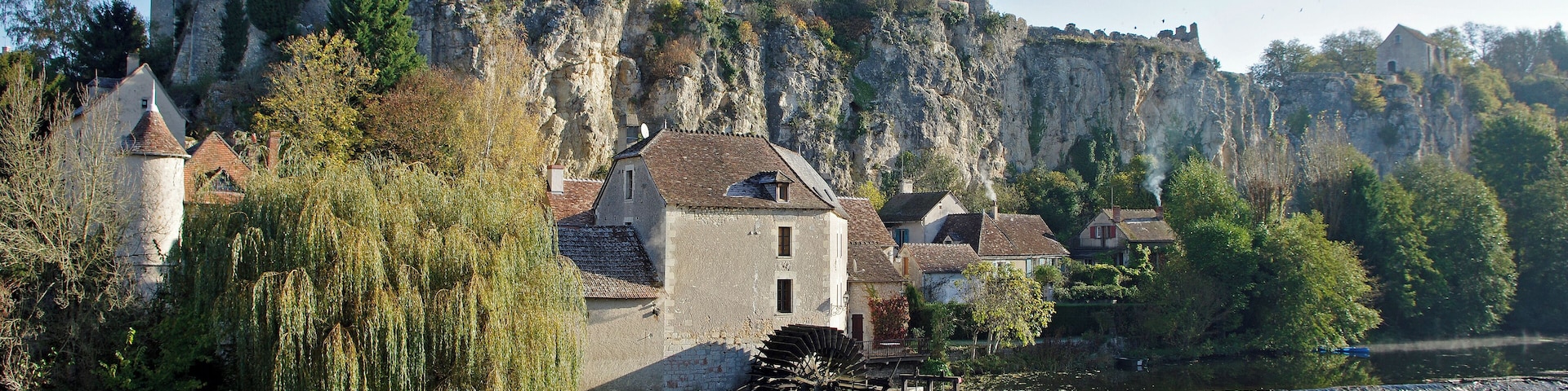 Angles-sur-l'Anglin (Vienne). Le moulin situé au pied de la forteresse était en fait le moulin de l’abbaye réservé à l’usage des moines et des habitants de Sainte-Croix. A la Révolution, il fut vendu aux enchères comme bien du Clergé. Il eut plusieurs propriétaires et plusieurs fonctions : scierie, meule à grain… Il cessa toute activité vers 1968. Le château a été construit vers 1025 par Gilbert, évêque de Poitiers. Au début du XIIème siècle, il est la possession de la famille des Lusignan Au XIIIème, les Lusignan revendent le château à Gauthier de Bruges, évêque de Poitiers. Guichard d’Angle, né au château, participe à la bataille de Maupertuis en 1356. Par le traité de Brétigny, en 1360, il cède la forteresse aux Anglais. Elle est reprise par Du Guesclin en 1372. Au début du XVème, deux évêques remanient la forteresse. Hugues de Combarel fait édifier un logis d’habitation qui évoque déjà la Renaissance. Guillaume Gouges de Charpaigne poursuit son œuvre. A la fin du XVème siècle, Pierre d’Amboise fait construire la résidence épiscopale de Dissay qui est préférée à la châtellenie d’Angles. Pendant les guerres de religion, les protestants, avec Coligny, pillent le château et l'abbaye Sainte-Croix avant d’être battus à Moncontour. 50 ans plus tard, les partisans de la Fronde prennent la forteresse qui est reconquise en 1652 par le duc de Roannez, gouverneur du Poitou. En 1708, le parlement de Paris exempte les évêques de Poitiers de leur devoir d’entretien. En 1792, la forteresse, en ruine, est confisquée et la commune décide de l’utiliser comme carrière de pierres. Au XIXème siècle, elle est transformée en parcelles cultivables. En 1882, le château est acheté par le baron de Puynode, propriétaire du château des Certeaux. Sa veuve revend le château à la société des Antiquaires de l’ouest en 1921 qui le fait classer monument historique en 1926 avec l’Eglise Saint-Martin et les restes de l’abbaye Sainte-Croix. La commune rachète la forteresse pour le franc symbolique en 1986. Angles sur l'Anglin (Vienne). The mill at the foot of the fortress was in fact the mill of the abbey for the exclusive use of the monks and people of St. Croix. During the Revolution, it was sold at auction like many of the clergy. He had several owners and several functions: mill, grinding grain ... It ceased activity around 1968. The castle was built in 1025 by Gilbert, Bishop of Poitiers. In the early twelfth century, it is the possession of the family of Lusignan The thirteenth, the Lusignan sell the castle of Bruges Gauthier, Bishop of Poitiers. Guichard d'Angle, born in the castle, takes part in the battle of Maupertuis in 1356. By the treaty of Bretigny, in 1360, he sold the castle to the English. It is taken by Du Guesclin in 1372. At the beginning of the fifteenth, two bishops rework the fortress. Hugues de Combarel had built a dwelling house which already evokes the Renaissance. William Gouges Charpaigne of continuing his work.
At the end of the fifteenth century, Pierre d'Amboise built the episcopal residence in Diss which is preferred to the manor of Angles. During the wars of religion, the Protestants, with Coligny, pillage the castle and the abbey Holy Cross before being beaten to Moncontour. 50 years later, supporters of the Fronde take the fortress that was conquered in 1652 by the Duke of Roannez, governor of Poitou. In 1708, the parliament of Paris free the bishops of Poitiers their duty to maintain. In 1792, the fortress in ruins, was confiscated and the municipality decides to use it as a stone quarry. In the nineteenth century, it is transformed into arable plots. In 1882, the castle was bought by Baron Puynode, owner of the castle of Certeau. His widow sold the castle to the Society of Antiquaries of the West in 1921 that makes it a historical monument in 1926 with the St. Martin's Church and the remains of the abbey of Sainte-Croix. The town bought the castle for one symbolic franc in 1986.