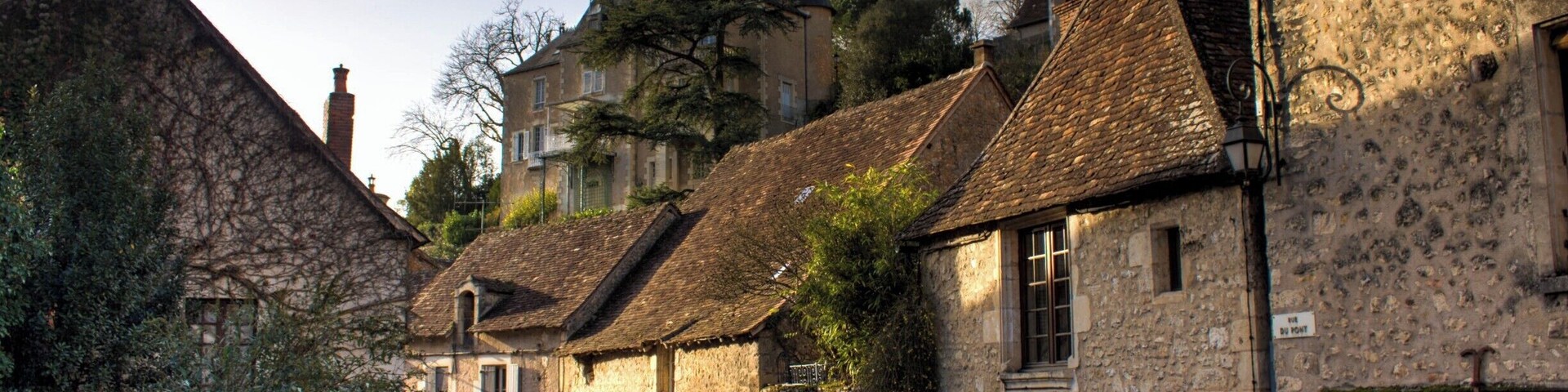 Angles-sur-l’Anglin gets its name from the Angles, the Saxon tribe that invaded England in the 5C, and from the river that separates the upper part of the village from the lower one.