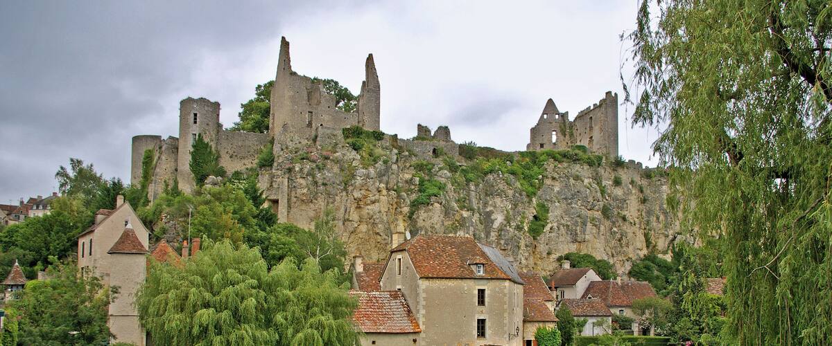 Angles-sur-l'Anglin (Vienne). Le moulin situé au pied de la forteresse était en fait le moulin de l’abbaye réservé à l’usage des moines et des habitants de Sainte-Croix. A la Révolution, il fut vendu aux enchères comme bien du Clergé. Il eut plusieurs propriétaires et plusieurs fonctions : scierie, meule à grain… Il cessa toute activité vers 1968. Le château a été construit vers 1025 par Gilbert, évêque de Poitiers. Au début du XIIème siècle, il est la possession de la famille des Lusignan Au XIIIème, les Lusignan revendent le château à Gauthier de Bruges, évêque de Poitiers. Guichard d’Angle, né au château, participe à la bataille de Maupertuis en 1356. Par le traité de Brétigny, en 1360, il cède la forteresse aux Anglais. Elle est reprise par Du Guesclin en 1372. Au début du XVème, deux évêques remanient la forteresse. Hugues de Combarel fait édifier un logis d’habitation qui évoque déjà la Renaissance. Guillaume Gouges de Charpaigne poursuit son œuvre. A la fin du XVème siècle, Pierre d’Amboise fait construire la résidence épiscopale de Dissay qui est préférée à la châtellenie d’Angles. Pendant les guerres de religion, les protestants, avec Coligny, pillent le château et l'abbaye Sainte-Croix avant d’être battus à Moncontour. 50 ans plus tard, les partisans de la Fronde prennent la forteresse qui est reconquise en 1652 par le duc de Roannez, gouverneur du Poitou. En 1708, le parlement de Paris exempte les évêques de Poitiers de leur devoir d’entretien. En 1792, la forteresse, en ruine, est confisquée et la commune décide de l’utiliser comme carrière de pierres. Au XIXème siècle, elle est transformée en parcelles cultivables. En 1882, le château est acheté par le baron de Puynode, propriétaire du château des Certeaux. Sa veuve revend le château à la société des Antiquaires de l’ouest en 1921 qui le fait classer monument historique en 1926 avec l’Eglise Saint-Martin et les restes de l’abbaye Sainte-Croix. La commune rachète la forteresse pour le franc symbolique en 1986. Angles sur l'Anglin (Vienne). The mill at the foot of the fortress was in fact the mill of the abbey for the exclusive use of the monks and people of St. Croix. During the Revolution, it was sold at auction like many of the clergy. He had several owners and several functions: mill, grinding grain ... It ceased activity around 1968. The castle was built in 1025 by Gilbert, Bishop of Poitiers. In the early twelfth century, it is the possession of the family of Lusignan The thirteenth, the Lusignan sell the castle of Bruges Gauthier, Bishop of Poitiers. Guichard d'Angle, born in the castle, takes part in the battle of Maupertuis in 1356. By the treaty of Bretigny, in 1360, he sold the castle to the English. It is taken by Du Guesclin in 1372. At the beginning of the fifteenth, two bishops rework the fortress. Hugues de Combarel had built a dwelling house which already evokes the Renaissance. William Gouges Charpaigne of continuing his work.
At the end of the fifteenth century, Pierre d'Amboise built the episcopal residence in Diss which is preferred to the manor of Angles. During the wars of religion, the Protestants, with Coligny, pillage the castle and the abbey Holy Cross before being beaten to Moncontour. 50 years later, supporters of the Fronde take the fortress that was conquered in 1652 by the Duke of Roannez, governor of Poitou. In 1708, the parliament of Paris free the bishops of Poitiers their duty to maintain. In 1792, the fortress in ruins, was confiscated and the municipality decides to use it as a stone quarry. In the nineteenth century, it is transformed into arable plots. In 1882, the castle was bought by Baron Puynode, owner of the castle of Certeau. His widow sold the castle to the Society of Antiquaries of the West in 1921 that makes it a historical monument in 1926 with the St. Martin's Church and the remains of the abbey of Sainte-Croix. The town bought the castle for one symbolic franc in 1986.