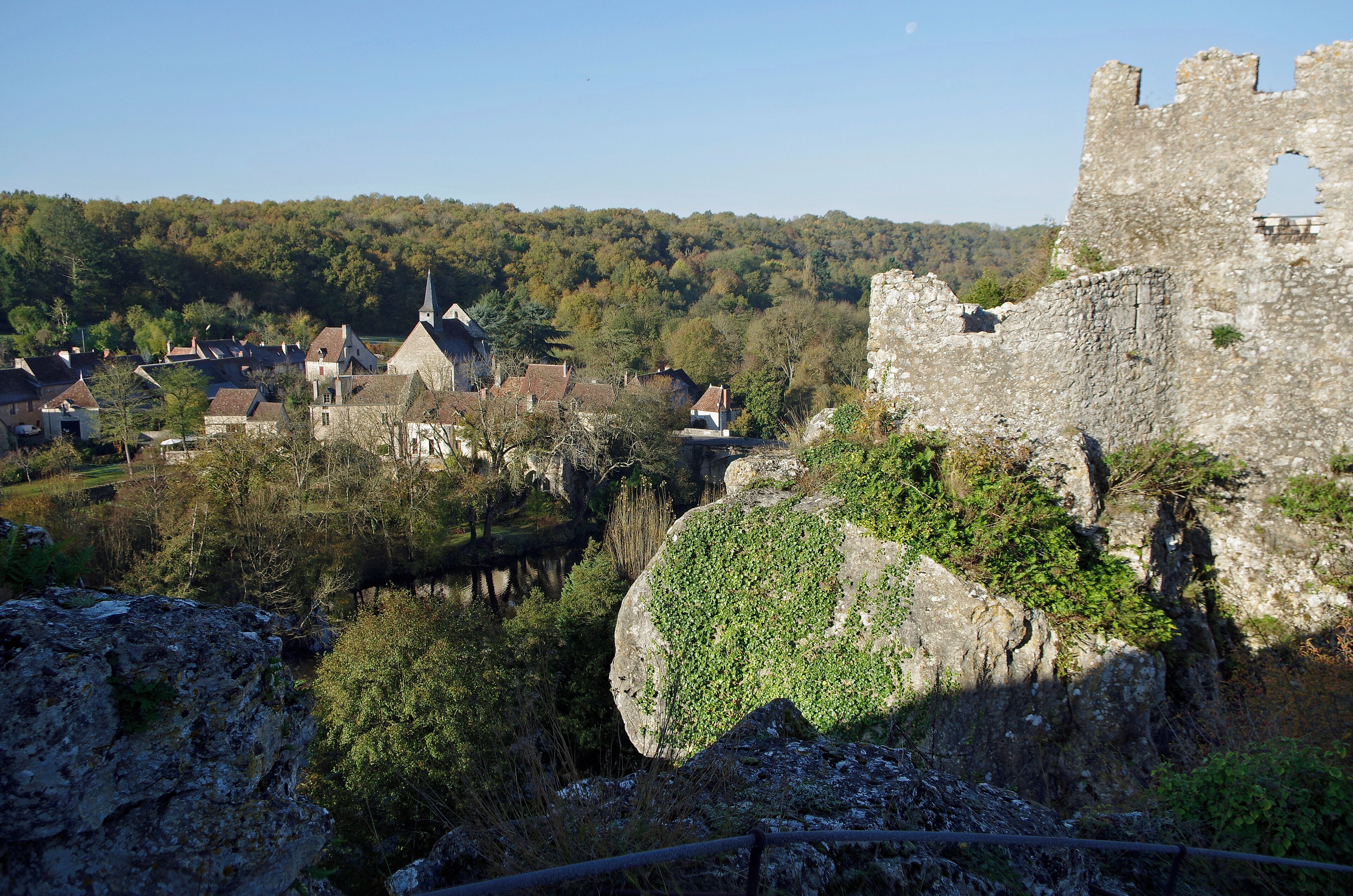 Angles-sur-l'Anglin (Vienne). La vallée de l'Anglin avec la ville basse, vue depuis le château médiéval.