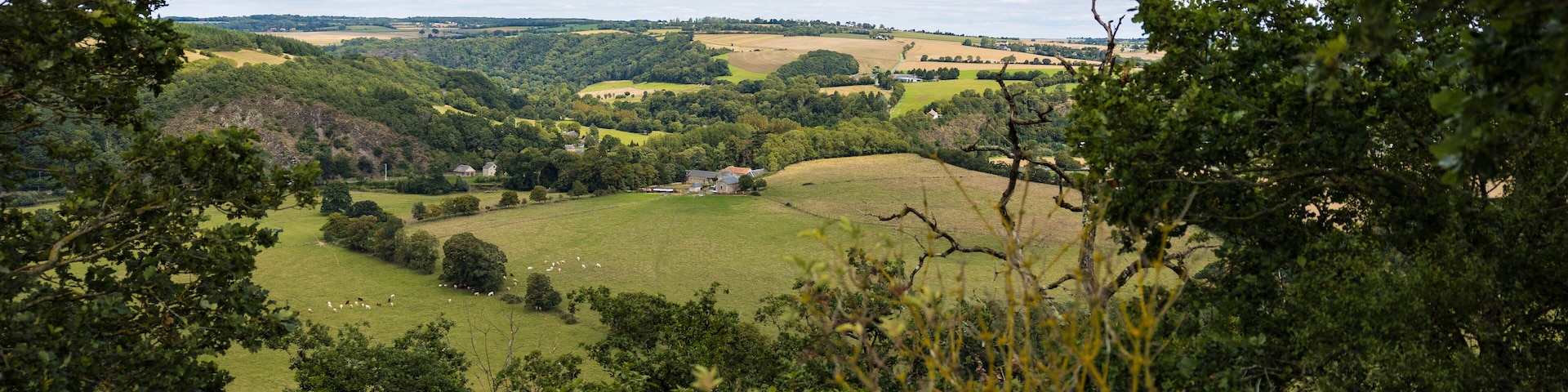 Hameau de l’Hom, à Thury-Harcourt, au bord de l’Orne et du méandre qui porte son nom, typique de la Suisse normande