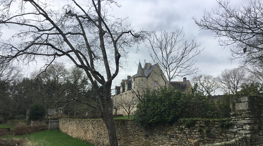This building is inscrit au titre des Monuments Historiques. It is indexed in the Base Mérimée, a database of architectural heritage maintained by the French Ministry of Culture, under the reference PA00090975 .