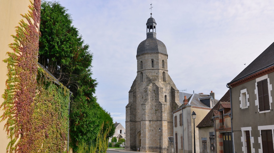 Rue de l'église un matin d'Automne à Aigurande (36140), Indre en Centre-Val de Loire, France