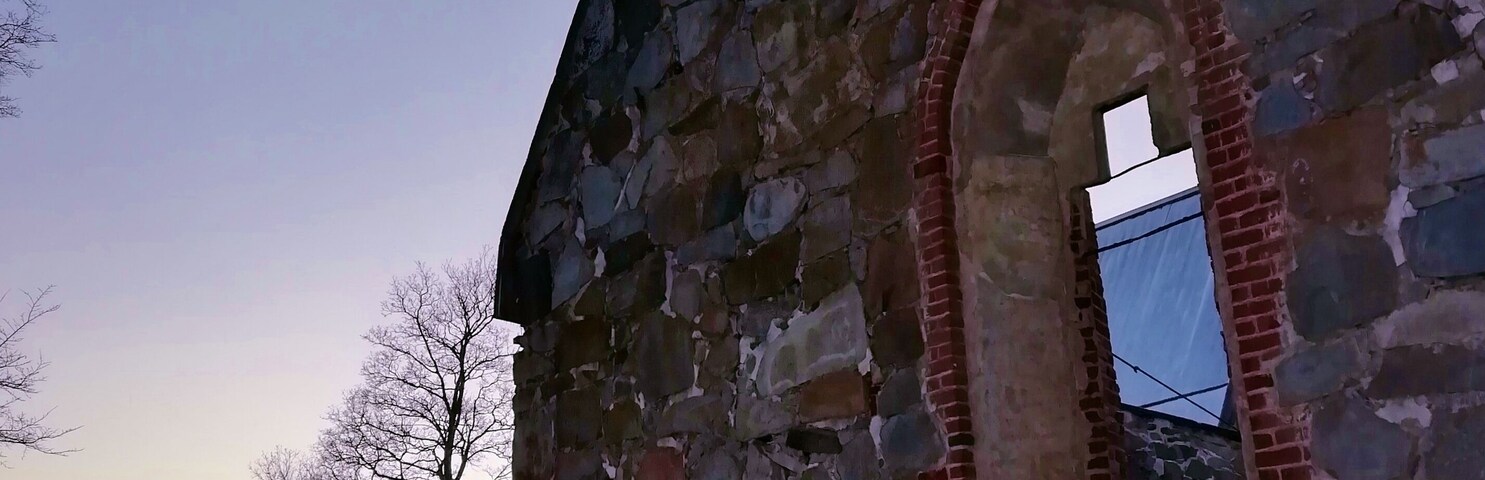 The Church of St. Michael
Construction of the old church at PĂ€lkĂ€ne is believed to been between 1495â1505. #Trovember