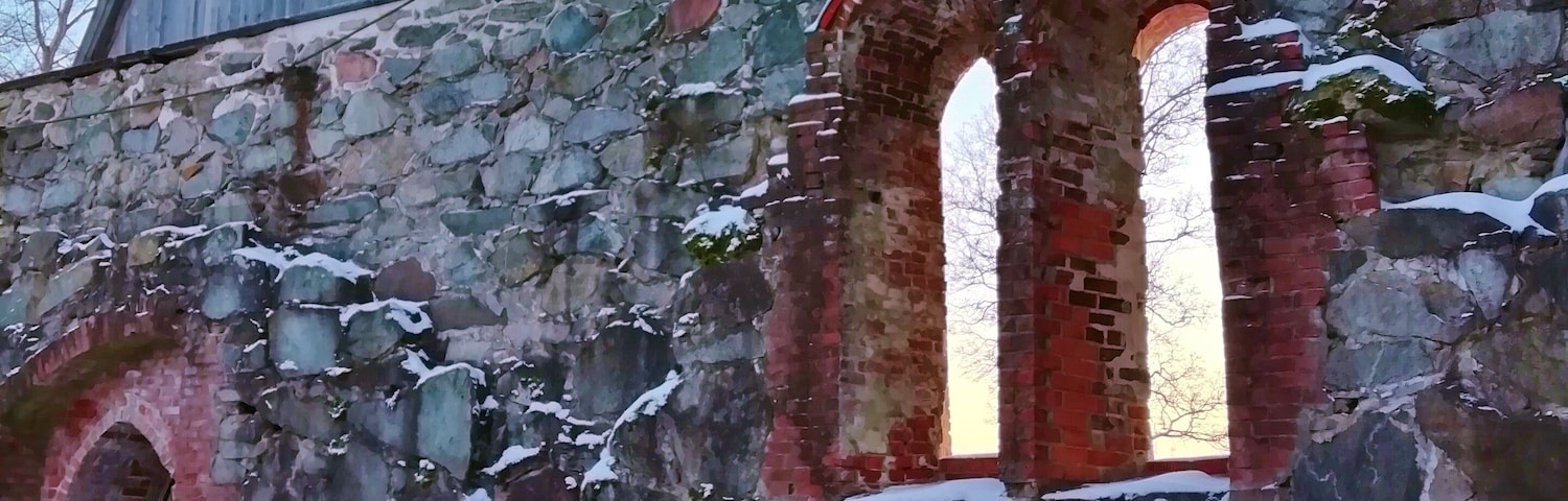 The Church of St. Michael
As you see there´s snow on the benches. Ceiling collapsed on storm in December 1890. Over 500 years old ruin church has been under the open sky for 200 years. Construction of the old church at Pälkäne is believed to been between 1495–1505. #Trovember #History