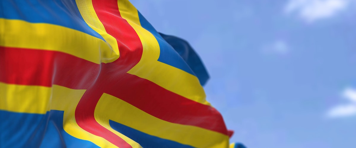 Una bandera con franjas horizontales en azul, amarillo y rojo.