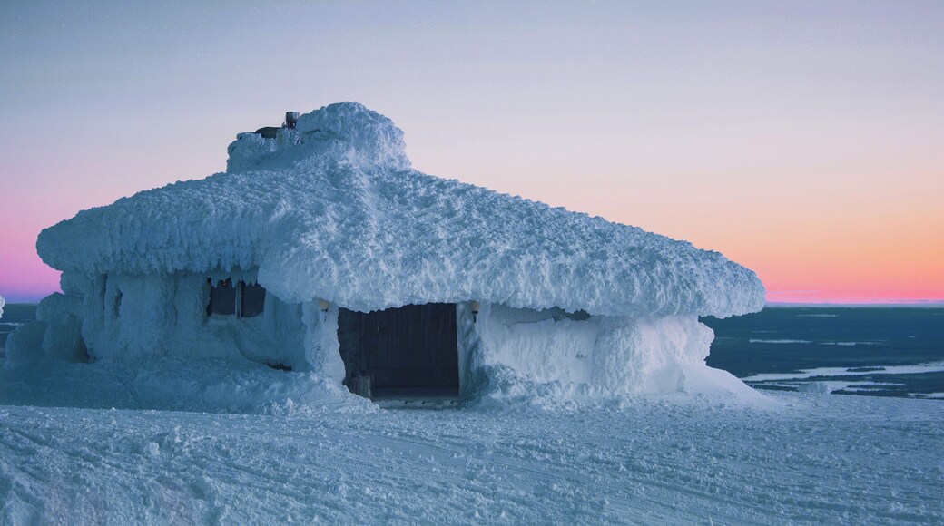 Frozen cabin in Yllas, Lapland, Finland.
Temperatures were SO low..!!
Make sure you follow me on: https://www.instagram.com/alexcelaire/