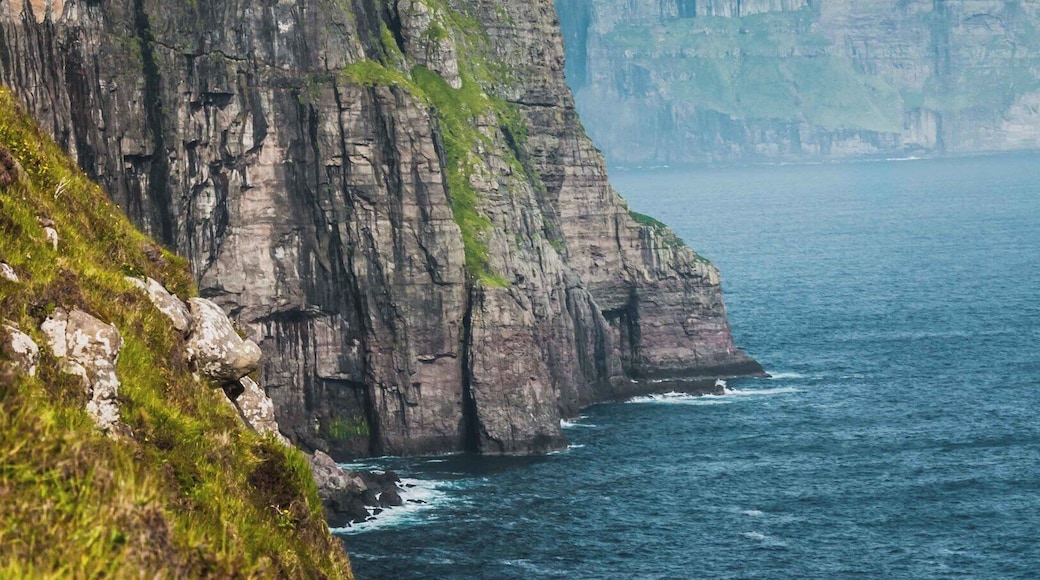 There are many places in the Faroe Islands that are rich in legends. One such mysterious landmark is a 313m tall cliff called TrĂžllkonufingur or 'The Witch's Finger.' It is said that a man once died in an attempt to re climb this majestic structure. More recently, a group of climbers from New Zealand managed to make it to the top of this cliff. For lesser adventurers like us, there is a short walking path to see TrĂžllkonufingur from a distance. We'll take that for now! đ±đ
#Takeahike