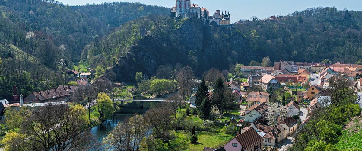 The first written mention of the castle dates back to the 11th century. Until the 14th century, the castle belonged to the Czech crown, was made in the Gothic style and guarded the southern borders of the Czech kingdom. In 1323, the castle passed into private ownership. Over the course of its history, it has changed several owners. It acquired its modern baroque appearance in the 17th century after a strong fire in 1655.
Mentioning the castle of Vranov nad Diyi in the annals begins in 1100, but it was built much earlier, like a royal castle that guarded the border with Austria. All buildings in it were built in the Gothic style. In 1323, the castle was transferred by King Jan of Luxembourg to pan Jindřich from Lipe. In 1614, it was bought by Wolf Dietrich of the Altans clan. In 1665 there was a big fire in the castle. After the fire, it underwent reconstruction and acquired its modern appearance in the Baroque style.
One of the most attractive places in the castle is the Ancestral Hall.