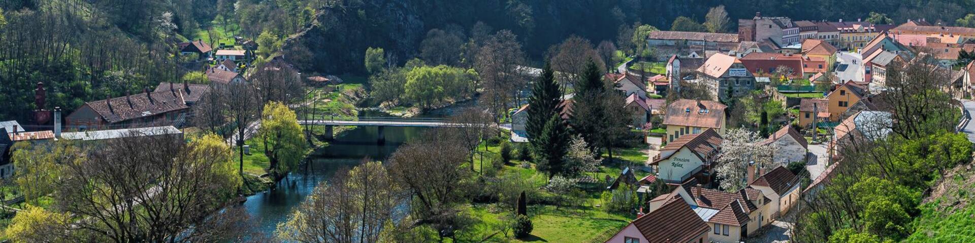 The first written mention of the castle dates back to the 11th century. Until the 14th century, the castle belonged to the Czech crown, was made in the Gothic style and guarded the southern borders of the Czech kingdom. In 1323, the castle passed into private ownership. Over the course of its history, it has changed several owners. It acquired its modern baroque appearance in the 17th century after a strong fire in 1655.
Mentioning the castle of Vranov nad Diyi in the annals begins in 1100, but it was built much earlier, like a royal castle that guarded the border with Austria. All buildings in it were built in the Gothic style. In 1323, the castle was transferred by King Jan of Luxembourg to pan Jindřich from Lipe. In 1614, it was bought by Wolf Dietrich of the Altans clan. In 1665 there was a big fire in the castle. After the fire, it underwent reconstruction and acquired its modern appearance in the Baroque style.
One of the most attractive places in the castle is the Ancestral Hall.